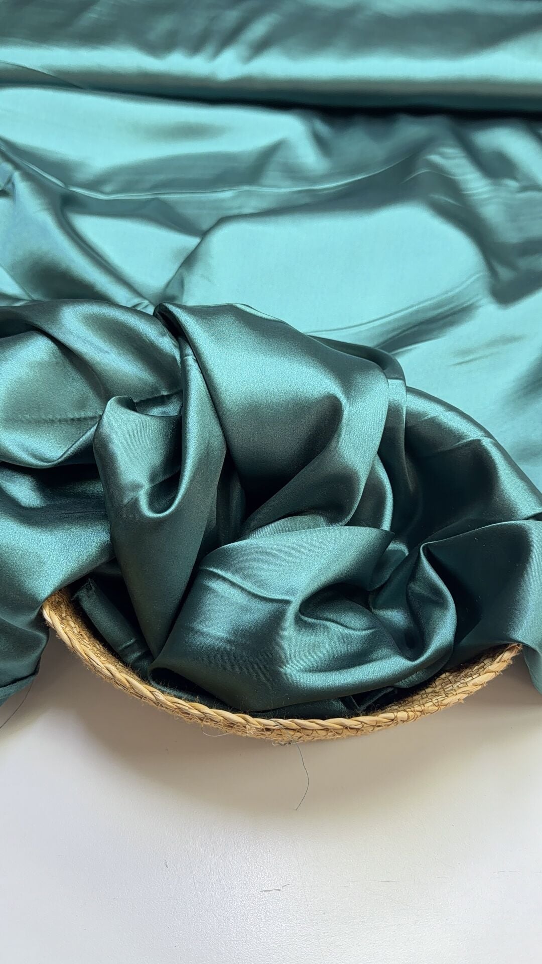 Zümrüt Yeşil Saten Kumaş