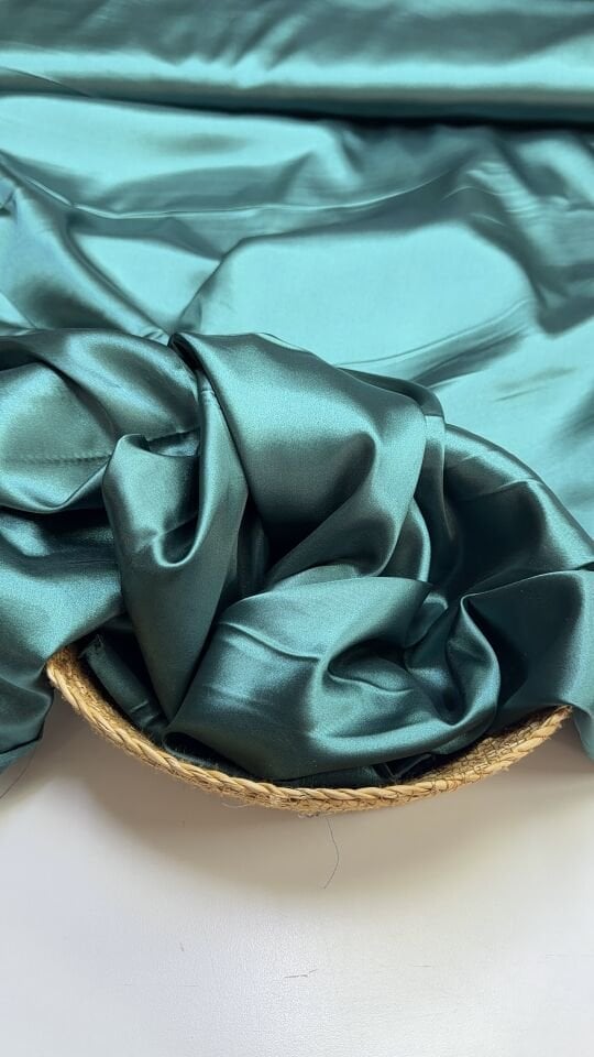 Zümrüt Yeşil Saten Kumaş