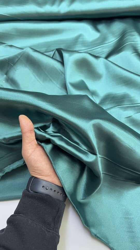 Zümrüt Yeşil Saten Kumaş