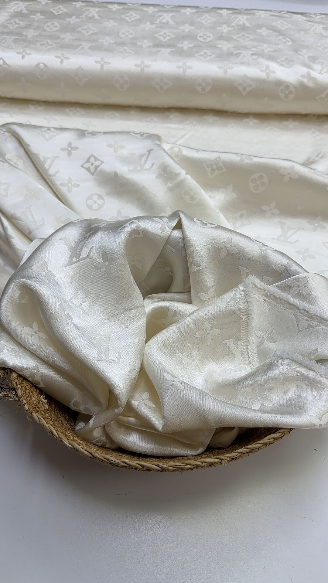 LV Yazılı Pamuklu Saten